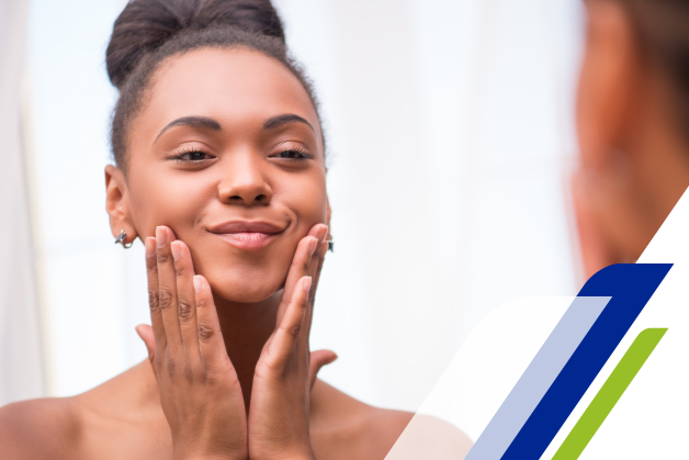 Mulher fazendo os seus cuidados com a pele seca