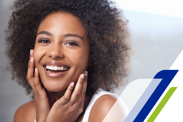 Mulher fazendo seus cuidados com a pele negra