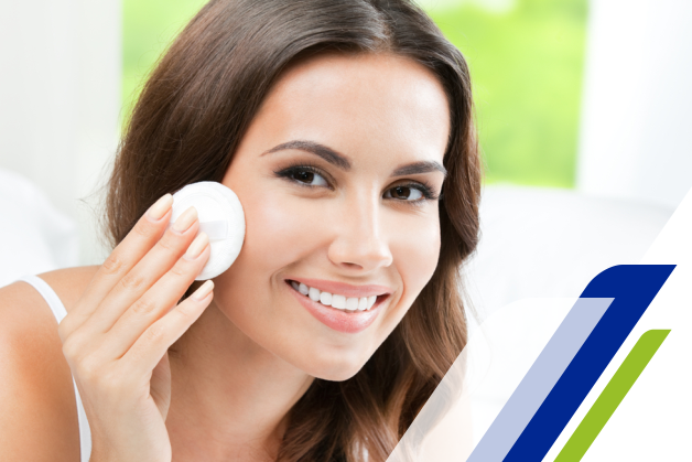 Mulher realizando cuidados com a pele passando um algodão em seu rosto