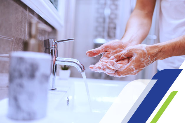 Pessoa lavando as mãos com água e sabão para manter os hábitos de higiene pessoal