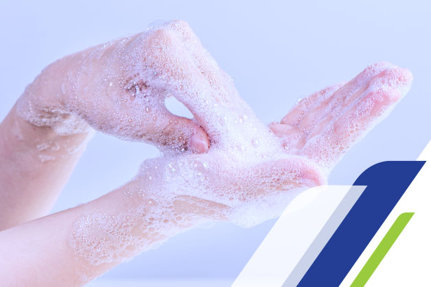 Mão infantil fazendo a lavagem das mãos