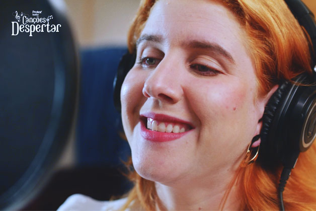 Foto da mamãe cantora Luisa Toller cantando a canção de ninar Profissão mãe