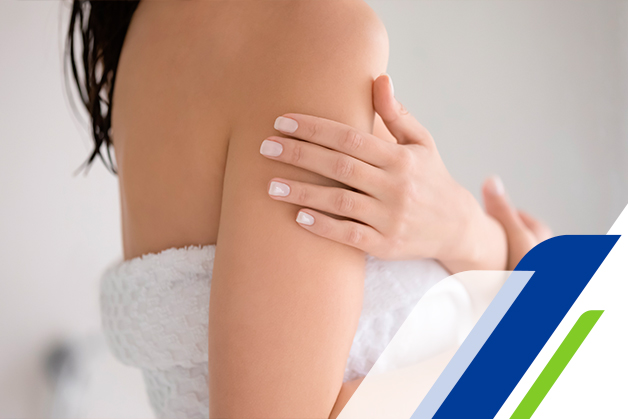 mão sobre pele saudável pós banho