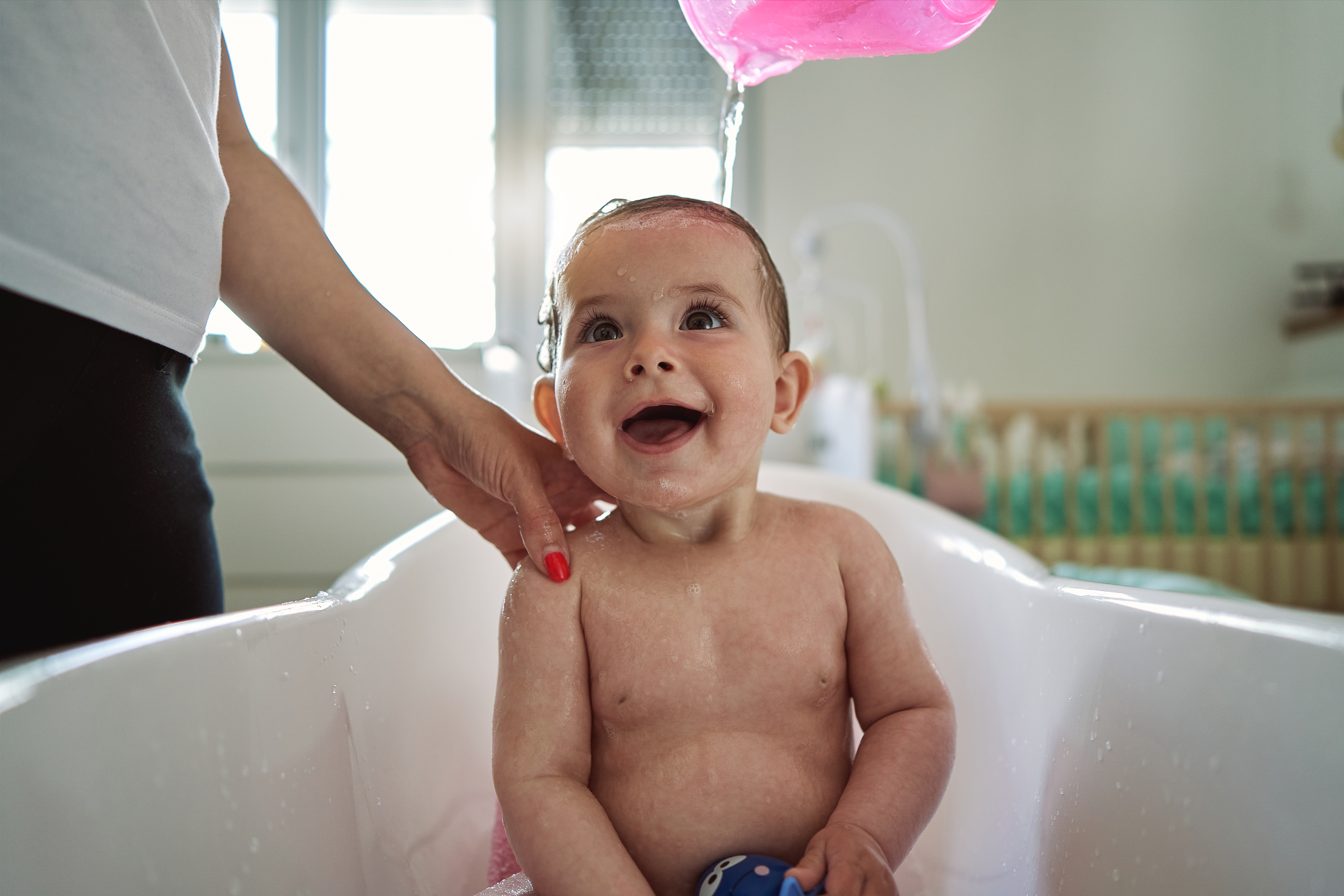 Bebê tomando banho com sabonete líquido para bebê  